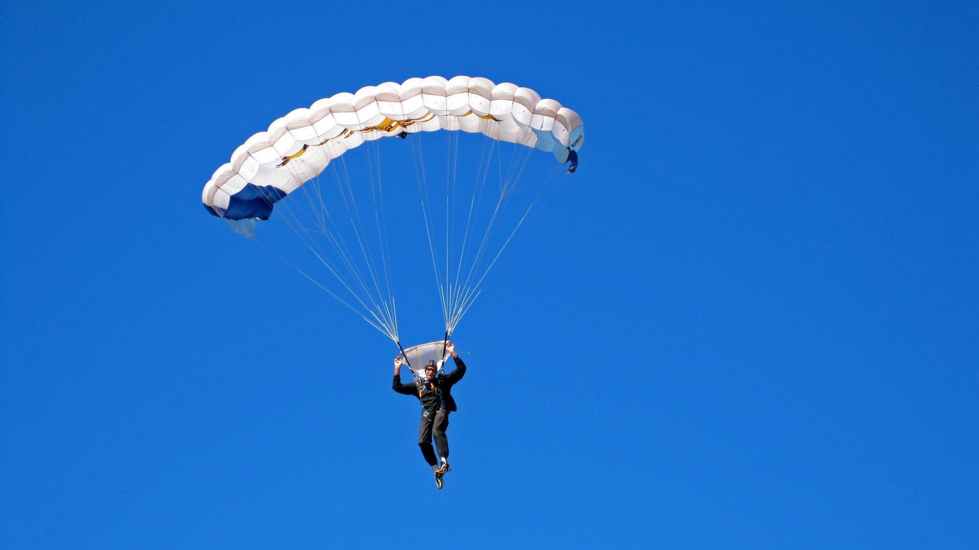 速度与对抗，F1街道赛焦点战与开拓者粉碎马刺的体育叙事